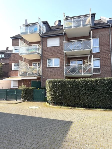 Gepflegte 2 Zimmer ETW mit Balkon u. Garage in ansprechendem Haus mit Aufzug in Rheinhausen
